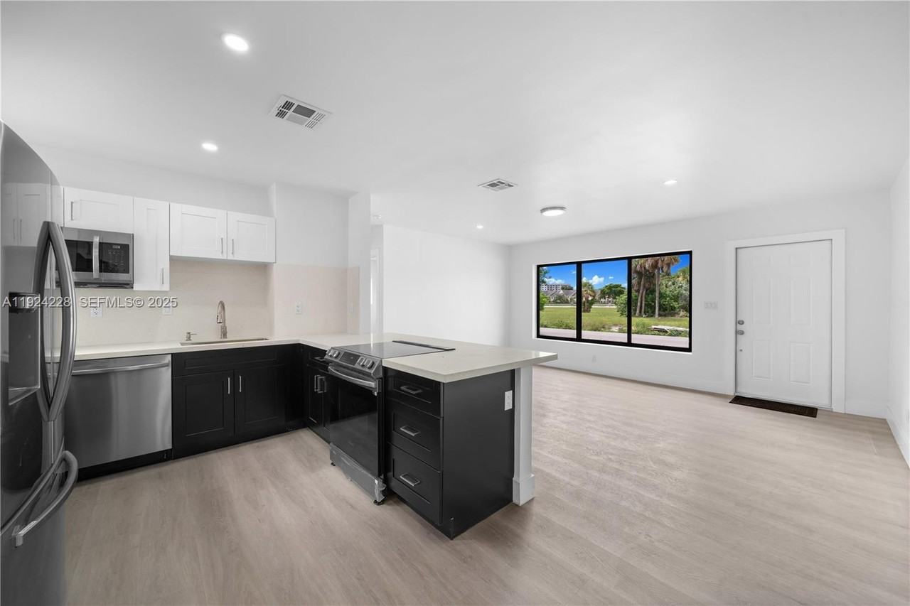 2983 Northwest 1st Street - Photo 7 of 28