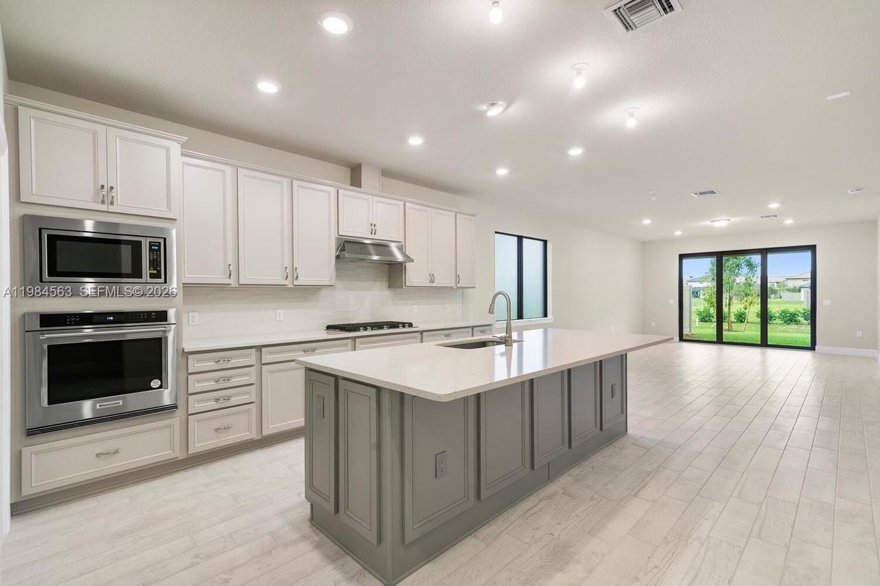 8185 Tailshot Ct - Photo 3 of 47