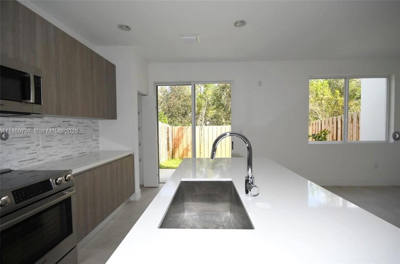 10259 Northwest 72nd Terrace #10259 - Photo 7 of 13