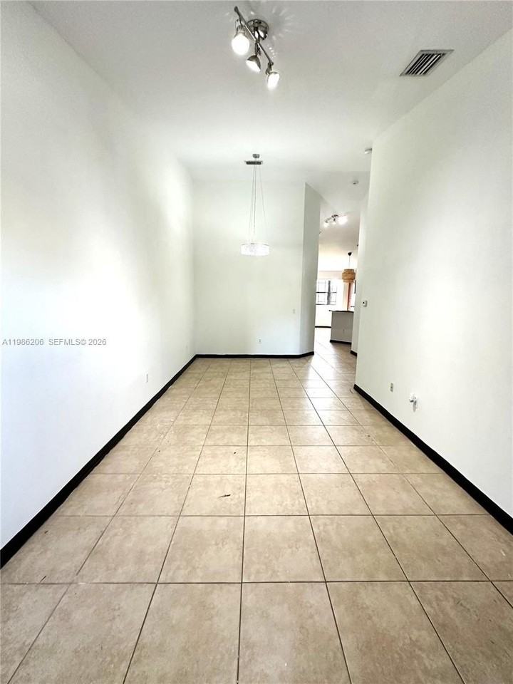 3550 Ne 5th St #202 - Photo 5 of 23