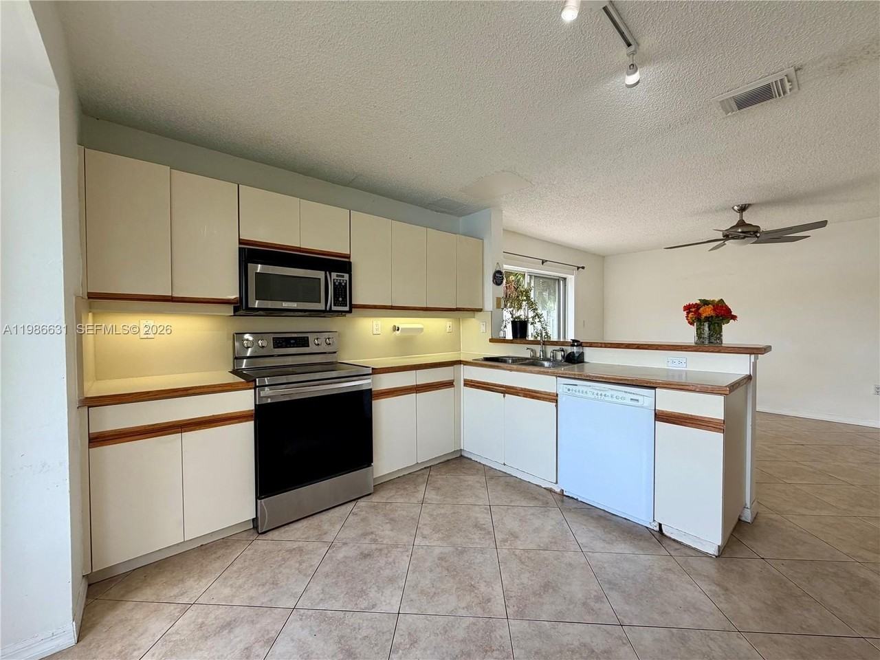 12619 Nw 11th Pl - Photo 7 of 36