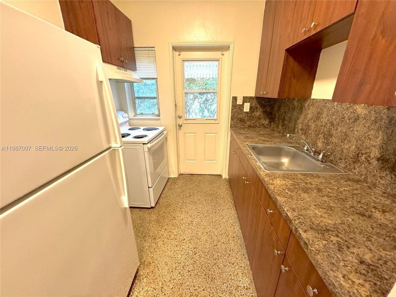 501 Se 12th Ct #W - Photo 2 of 7