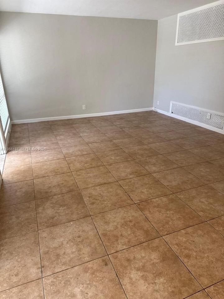 3031 Ne 21st Ter #2 - Photo 4 of 17