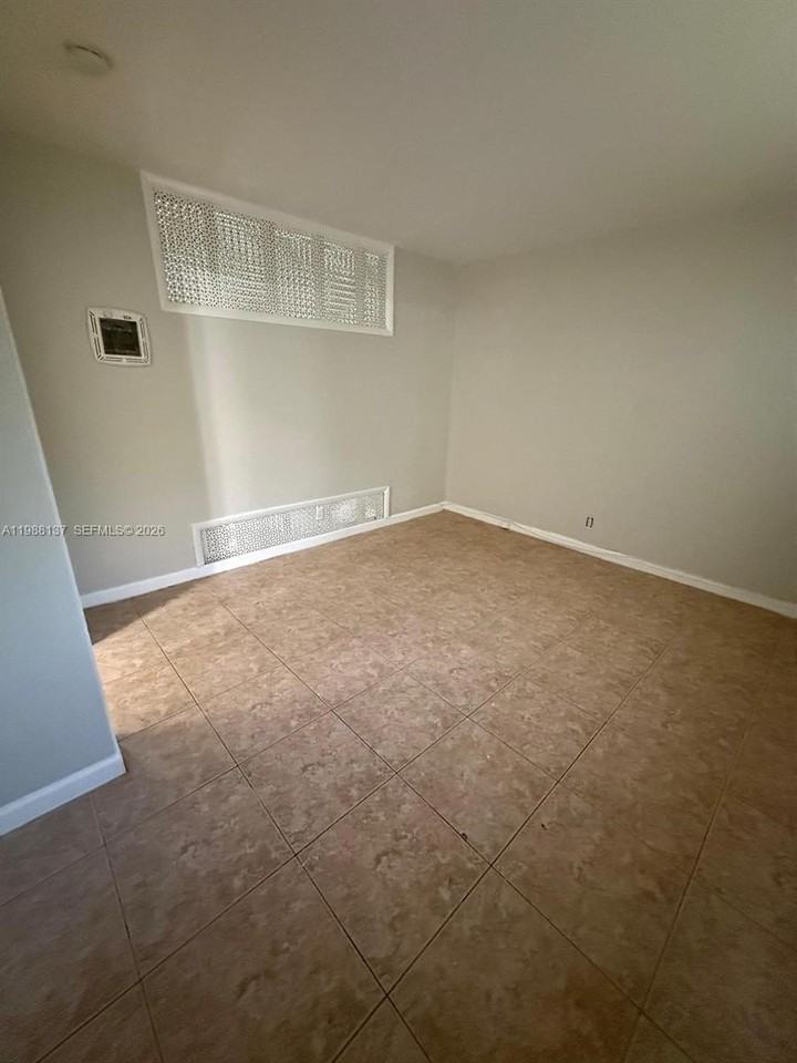 3031 Ne 21st Ter #2 - Photo 5 of 17