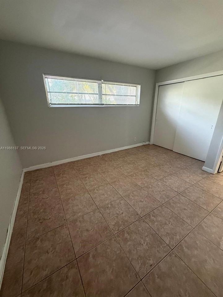 3031 Ne 21st Ter #2 - Photo 6 of 17