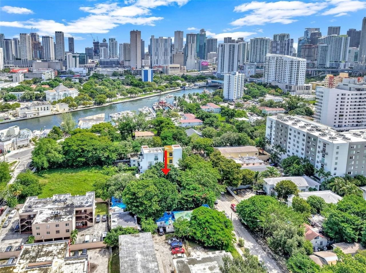 641 Nw 2nd St #1 - Photo 2 of 24