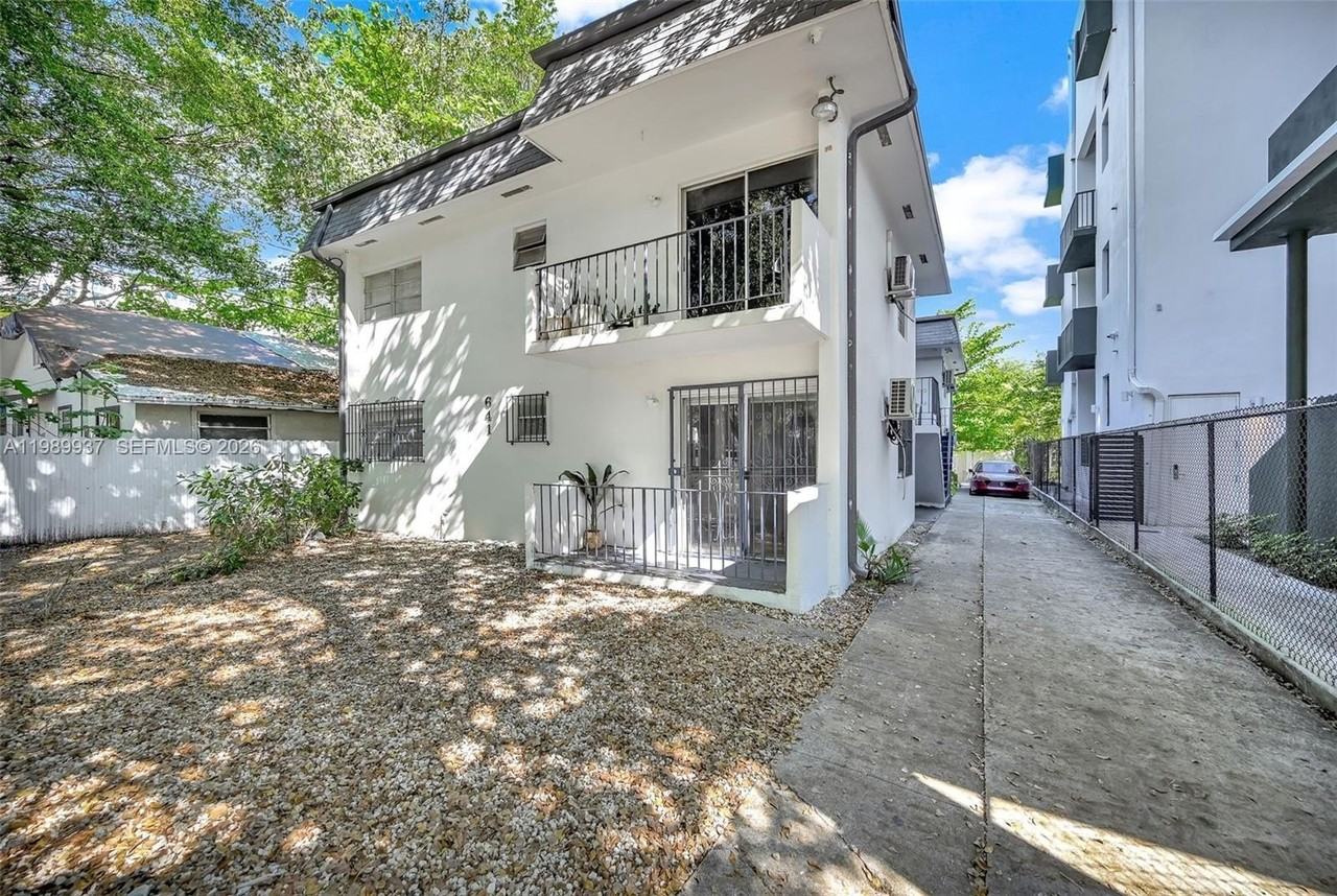 641 Nw 2nd St #1 - Photo 3 of 24