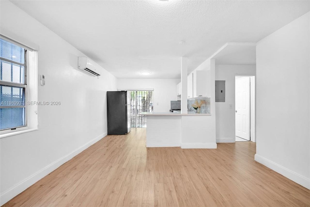 641 Nw 2nd St #1 - Photo 4 of 24