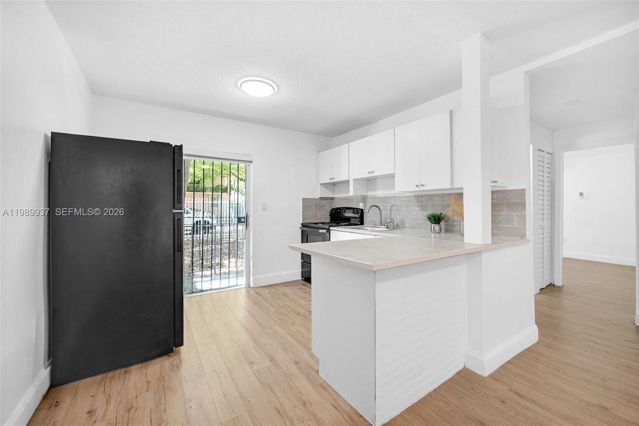 641 Nw 2nd St #1 - Photo 5 of 24