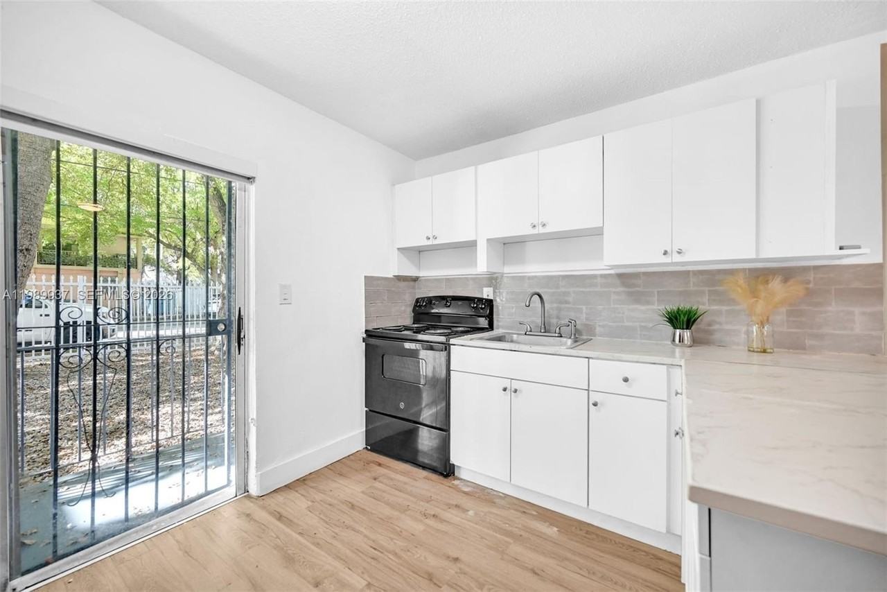 641 Nw 2nd St #1 - Photo 6 of 24