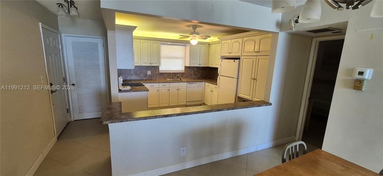 1051 Hillsboro Mile #507E - Photo 3 of 11