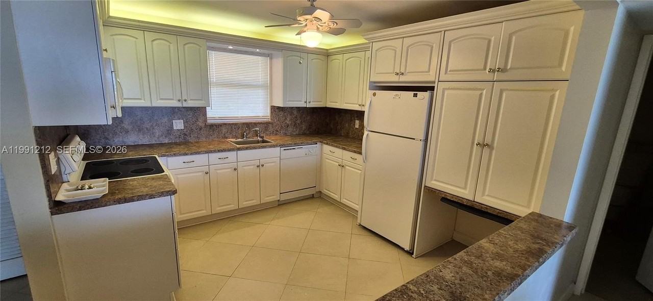 1051 Hillsboro Mile #507E - Photo 4 of 11