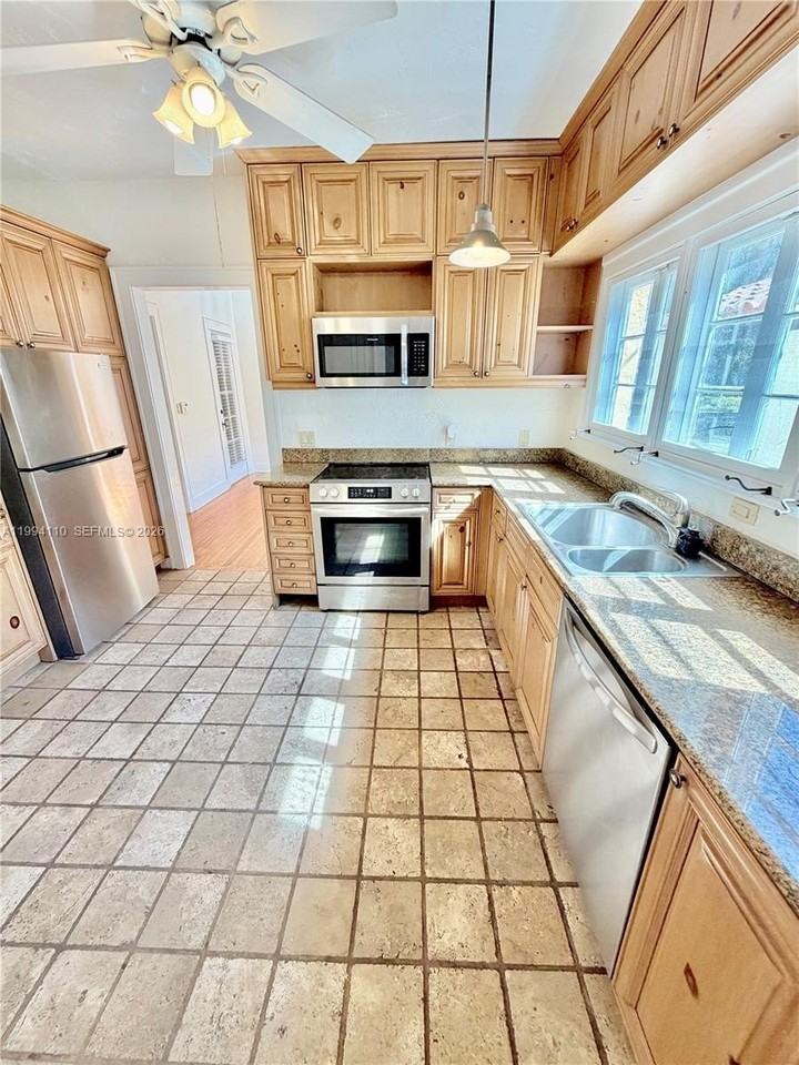 1306 Madrid St - Photo 4 of 16