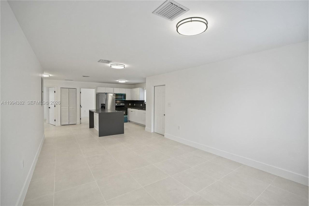 5823 Nw 30th Ave #5823 - Photo 4 of 29