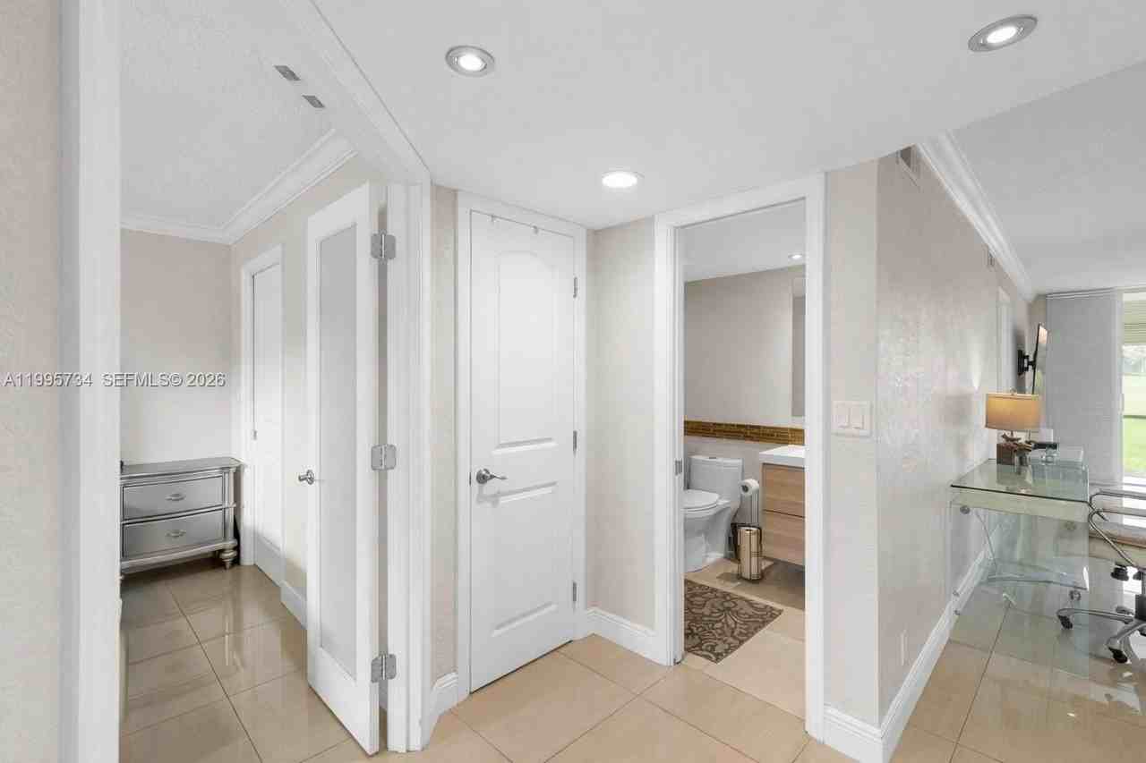 9200 N Hollybrook Lake Dr #102 - Photo 7 of 35