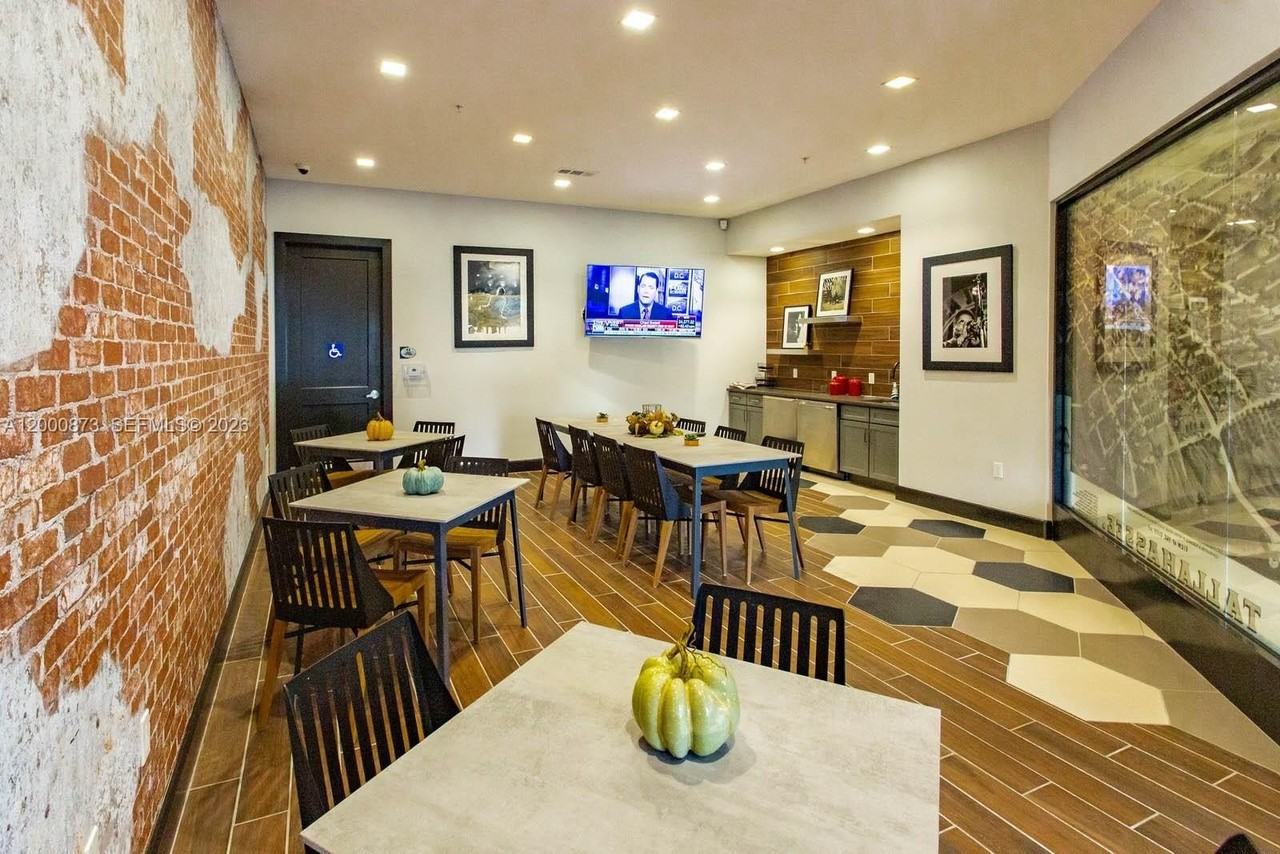 448 W Georgia St #2004 - Photo 2 of 16