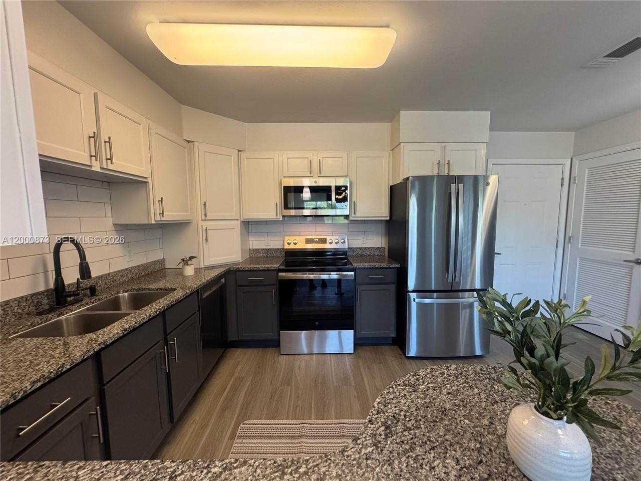 448 W Georgia St #2004 - Photo 6 of 16