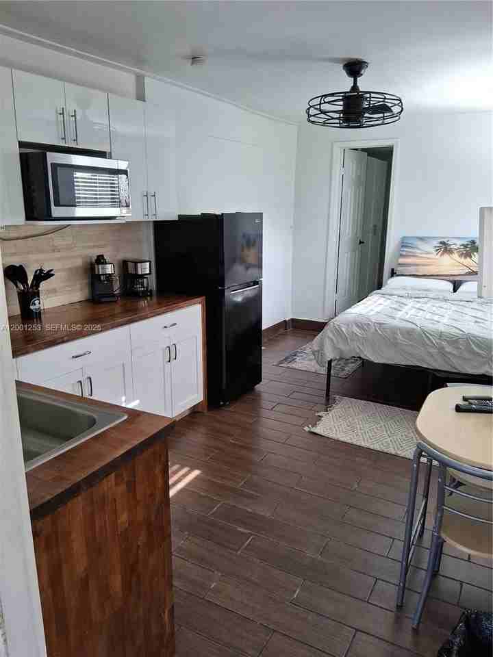 1000 Sw 3rd Ave #B - Photo 2 of 7