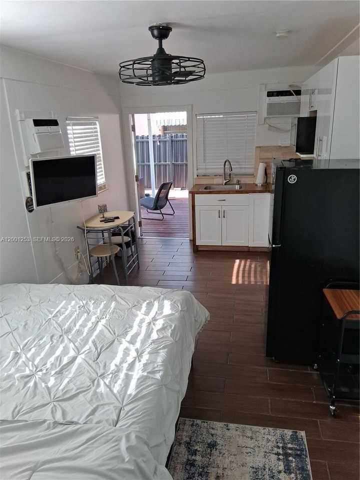 1000 Sw 3rd Ave #B - Photo 4 of 7