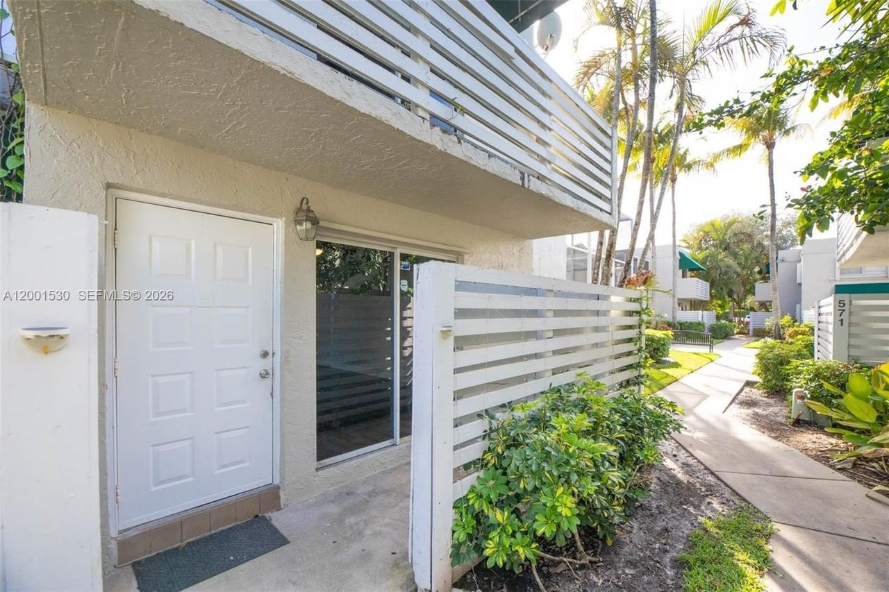 565 Nw 97th Ave #565 - Photo 2 of 32