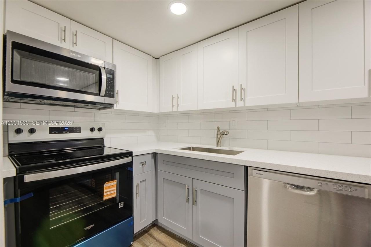 565 Nw 97th Ave #565 - Photo 5 of 32