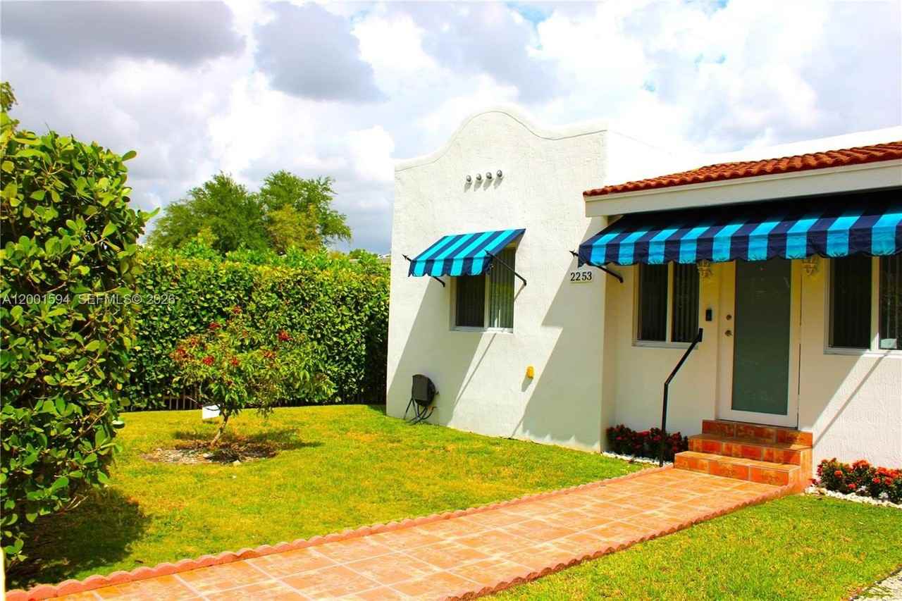 2253 Sw 10th St - Photo 2 of 50