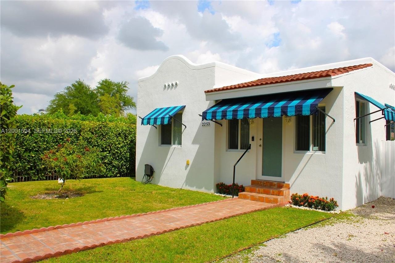 2253 Sw 10th St - Photo 3 of 50