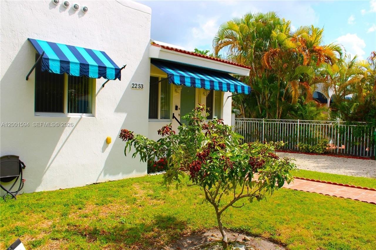 2253 Sw 10th St - Photo 4 of 50