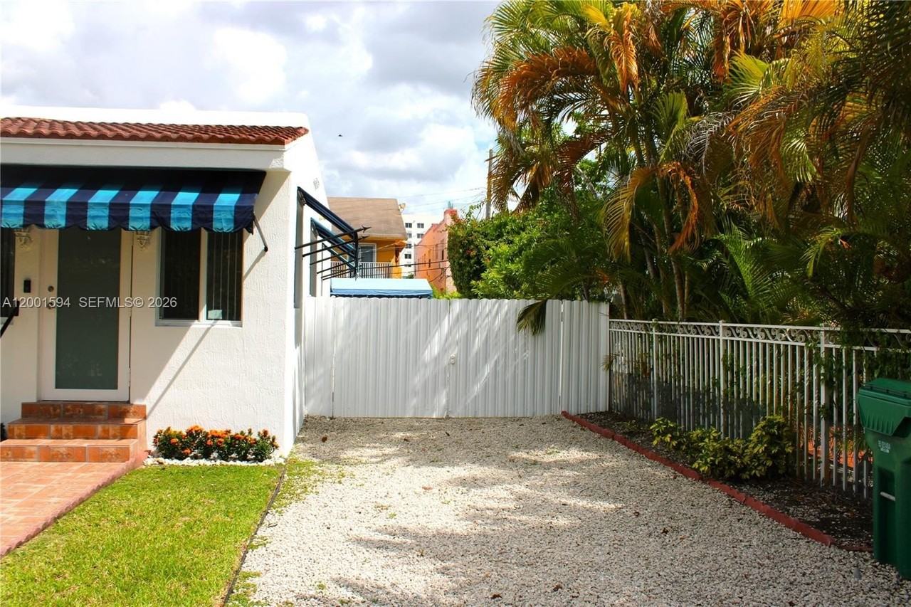 2253 Sw 10th St - Photo 5 of 50