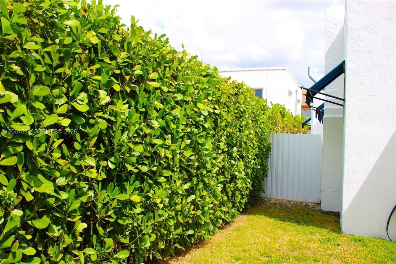 2253 Sw 10th St - Photo 6 of 50