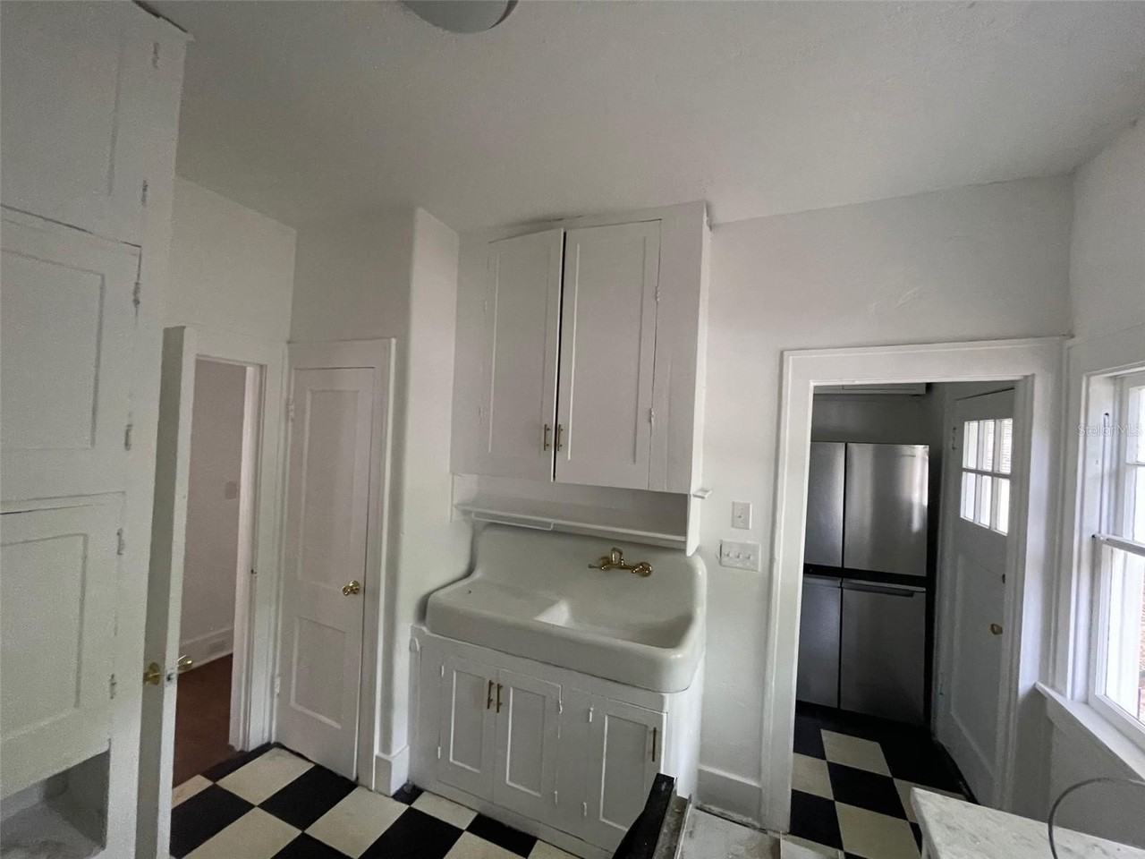 2635 W University Ave - Photo 6 of 15