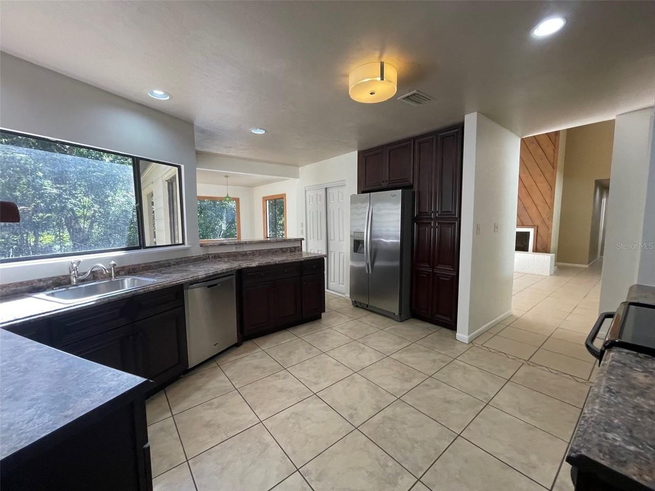 2001 Nw 15th Ave - Photo 4 of 35