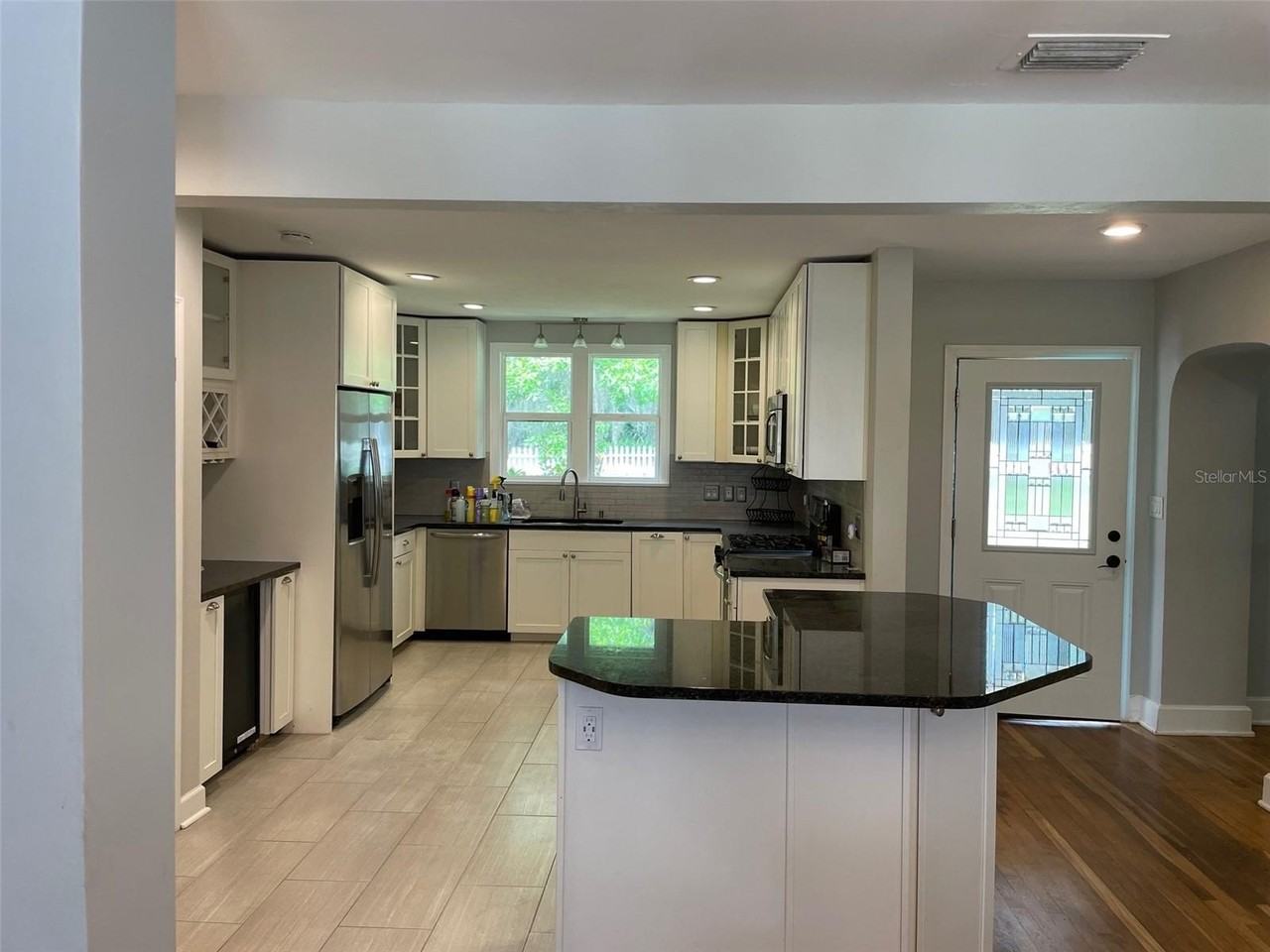 1403 Nw 9th Ave - Photo 3 of 23