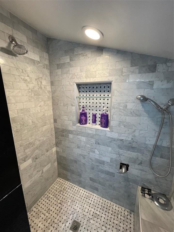 1403 Nw 9th Ave - Photo 7 of 23