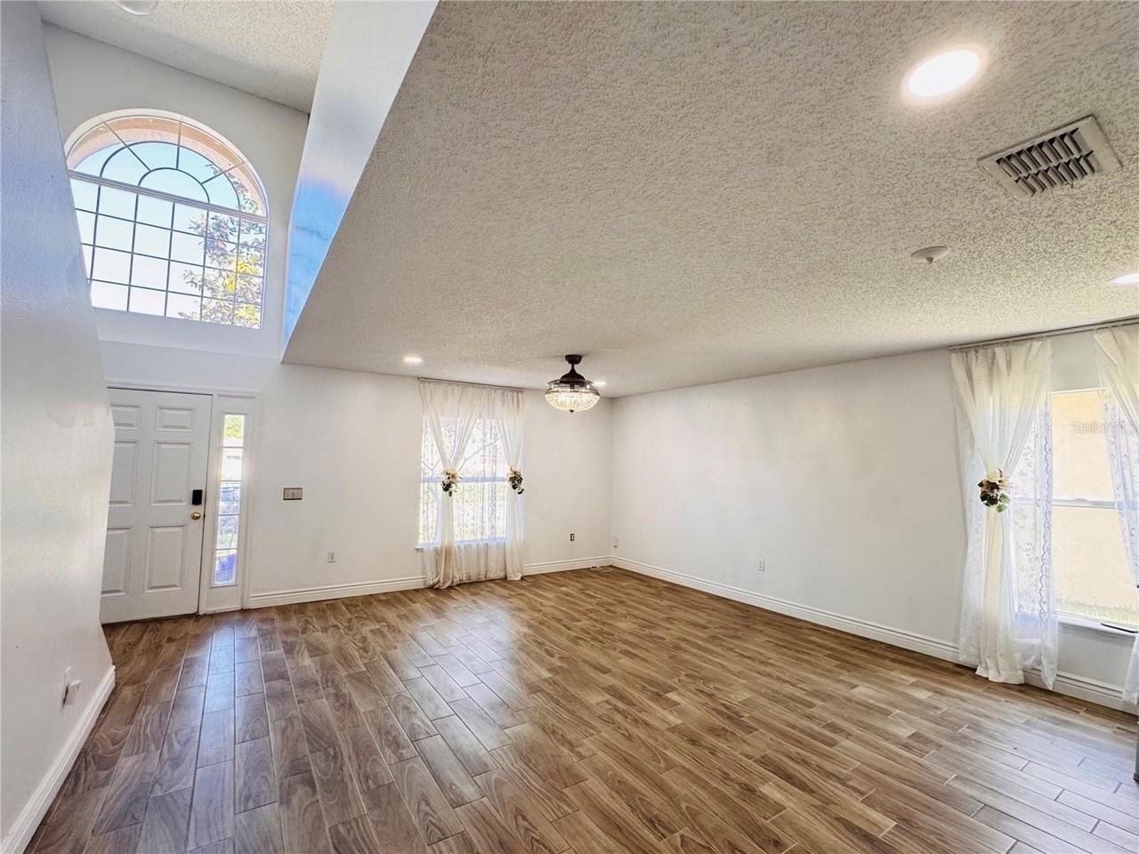 2050 Corner Glen Dr - Photo 2 of 34