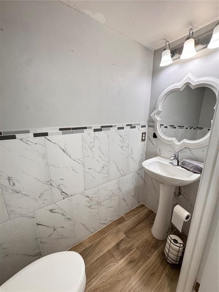 2050 Corner Glen Dr - Photo 3 of 34