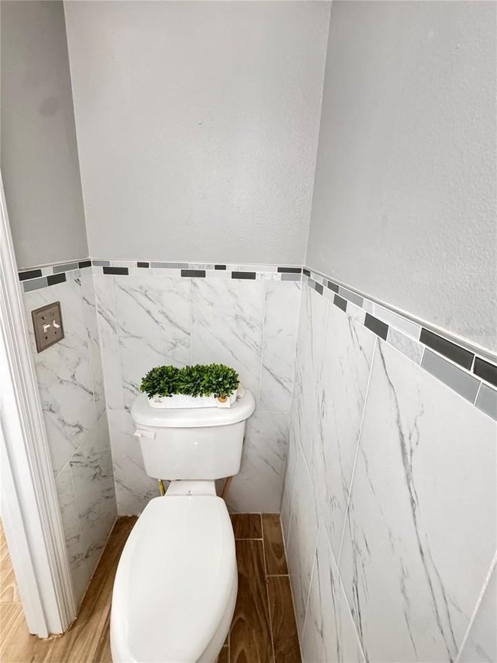 2050 Corner Glen Dr - Photo 4 of 34