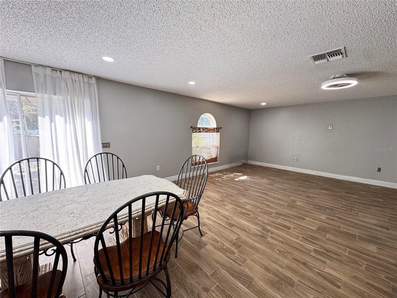 2050 Corner Glen Dr - Photo 5 of 34