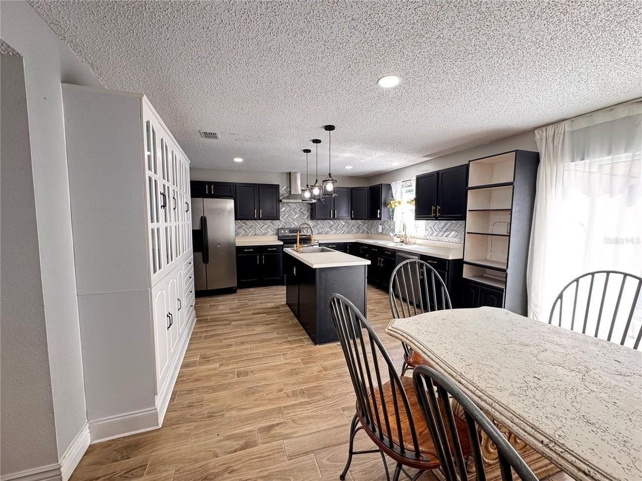 2050 Corner Glen Dr - Photo 7 of 34