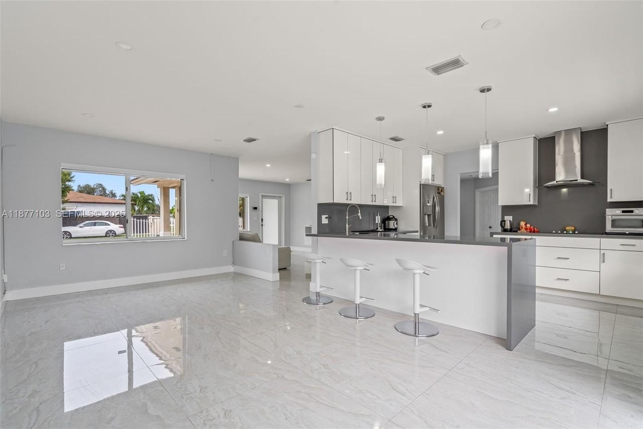 11380 Southwest 180th Street - Photo 4 of 33