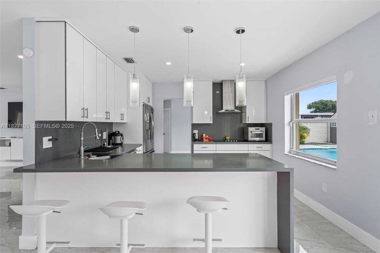 11380 Southwest 180th Street - Photo 6 of 33