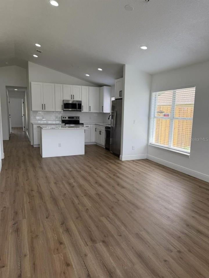 9743 Hollyhill Dr - Photo 2 of 17