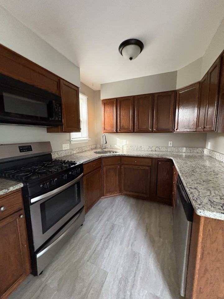 228 Phillips Ave #1 - Photo 3 of 8