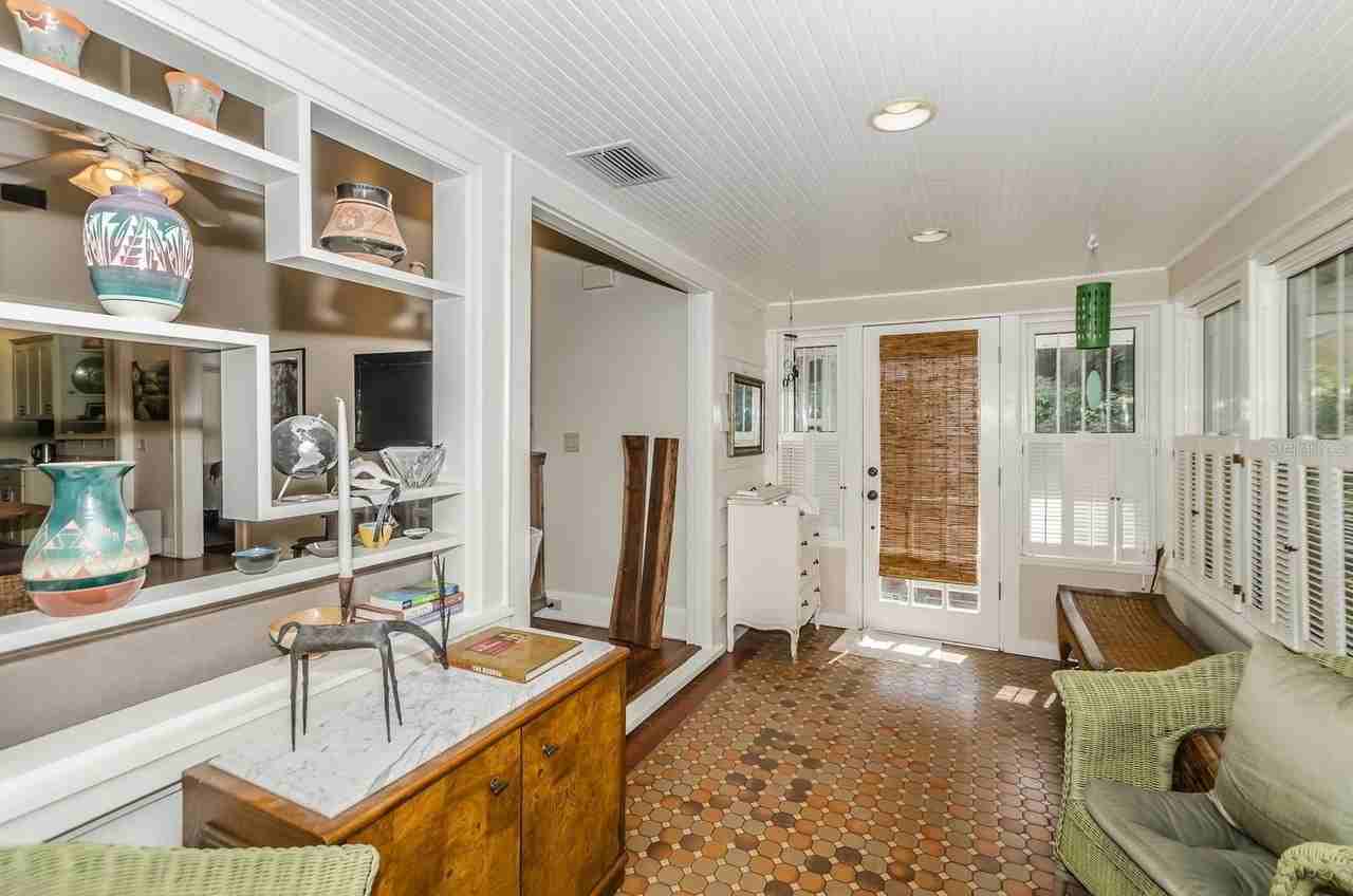 305 15TH AVE STREET NE - Photo 3 of 27