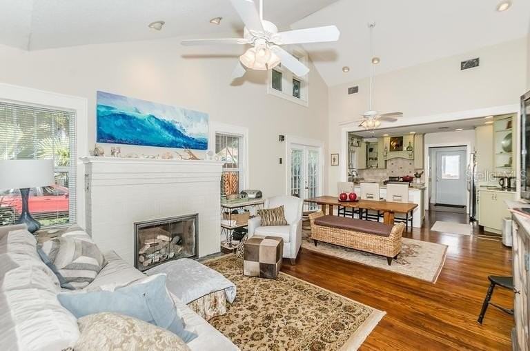 305 15TH AVE STREET NE - Photo 4 of 27