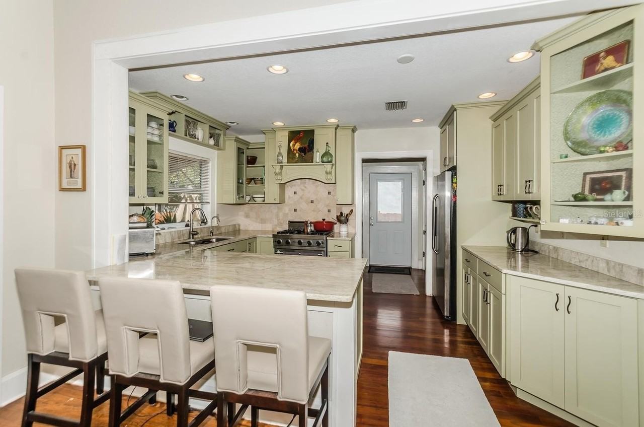 305 15TH AVE STREET NE - Photo 7 of 27