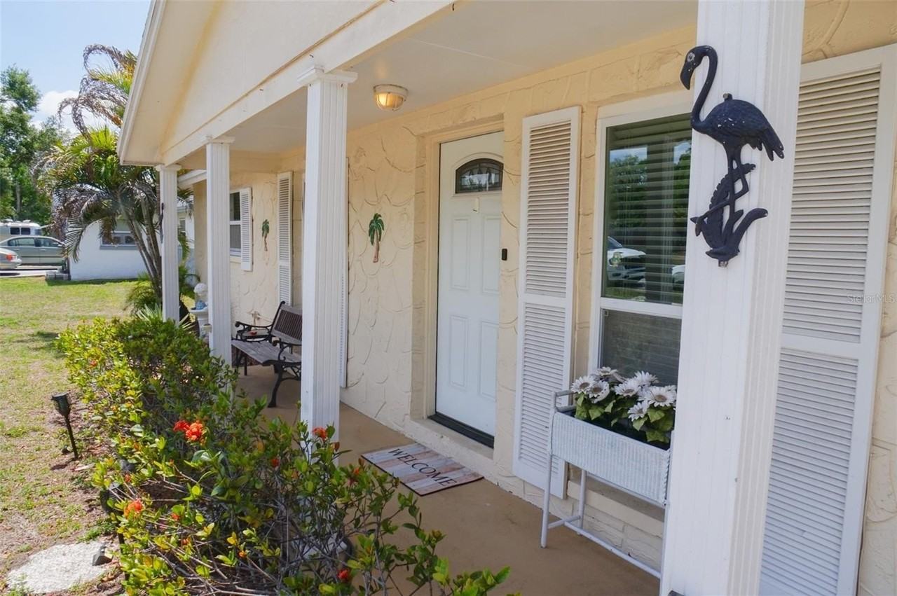 1032 Hollywood Ave - Photo 2 of 22