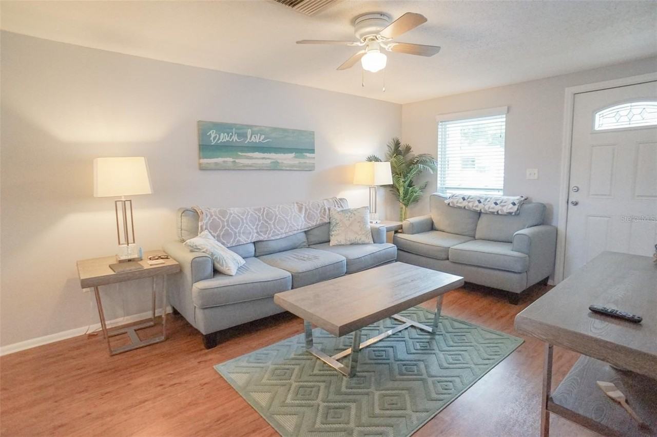 1032 Hollywood Ave - Photo 3 of 22