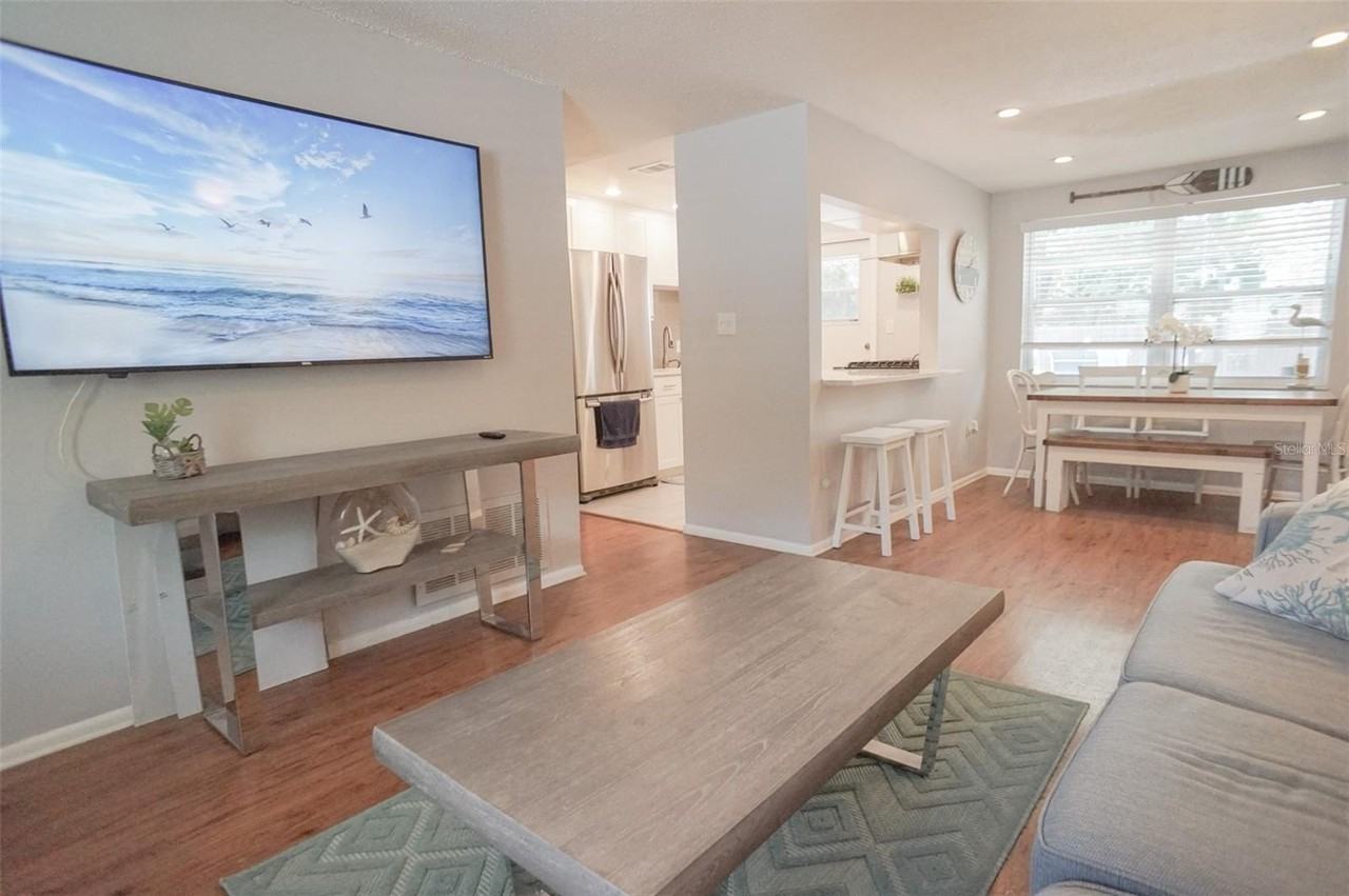 1032 Hollywood Ave - Photo 4 of 22