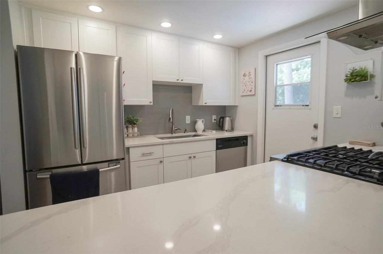 1032 Hollywood Ave - Photo 7 of 22